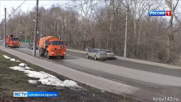 В Кирове подготавливают дороги к весеннему сезону: производят мойку ограждений и убирают мусор.
