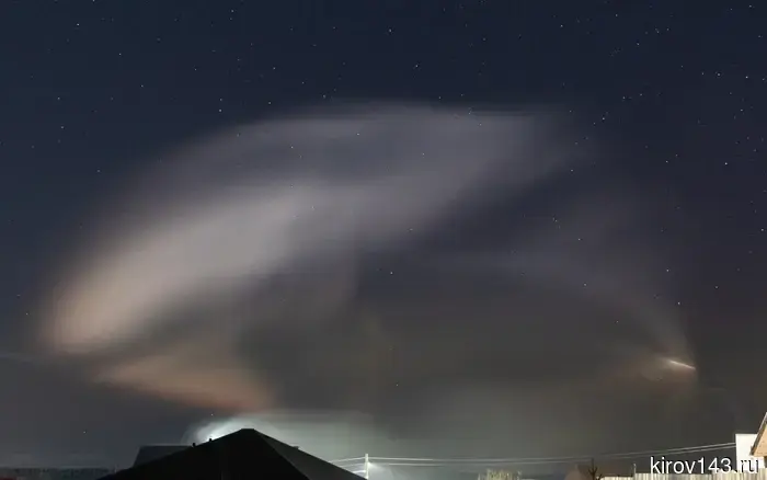A rocket flew over Kirov against the backdrop of the northern lights.