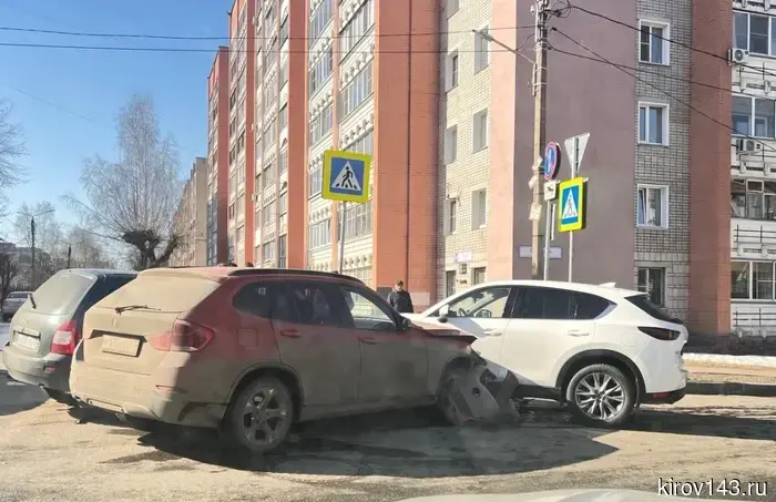 Two foreign cars and a "Lada" did not share the intersection.