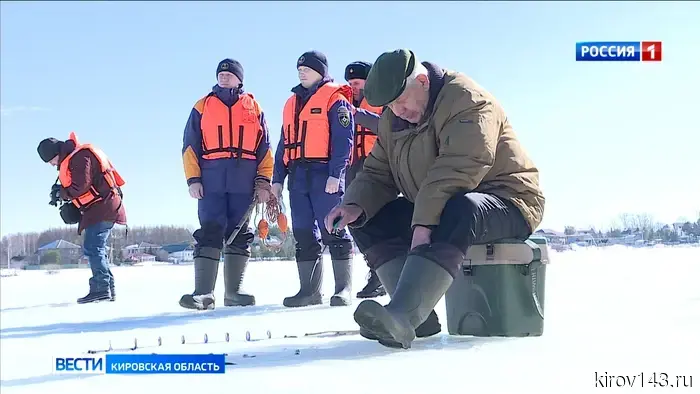 Сотрудники МЧС предупреждают рыбаков об опасности весеннего льда