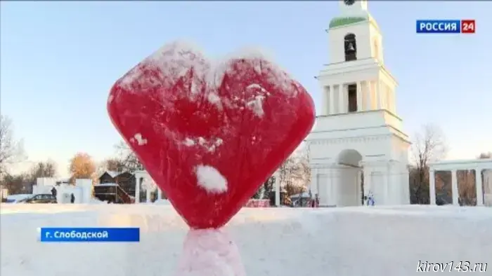Соборную площадь Слободского украсили снежными фигурами