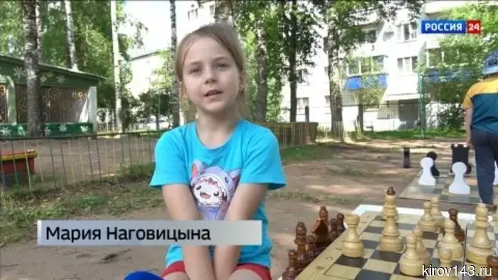 В Кирово-Чепецке молодые шахматисты учатся играть в шахматы прямо на зелёных травяных покрытиях.