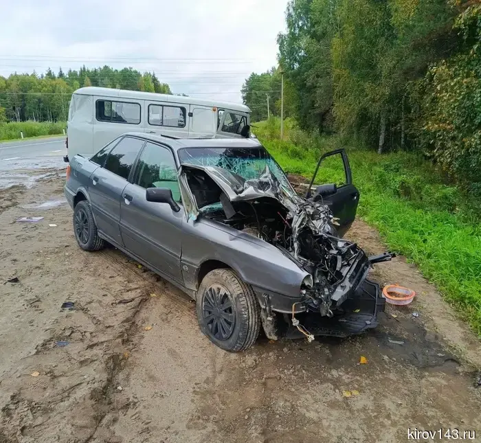 В Оричевском районе произошло столкновение трех автомобилей, в результате которого пострадали два водителя.