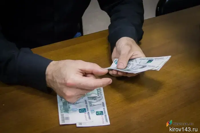 Житель Кирова оплатил создание диссертации, но остался без результата.