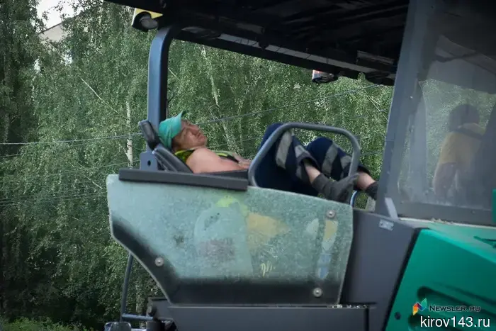 В Вятскополянском районе выделили 53 миллиона рублей на восстановление двух километров дорожного покрытия.