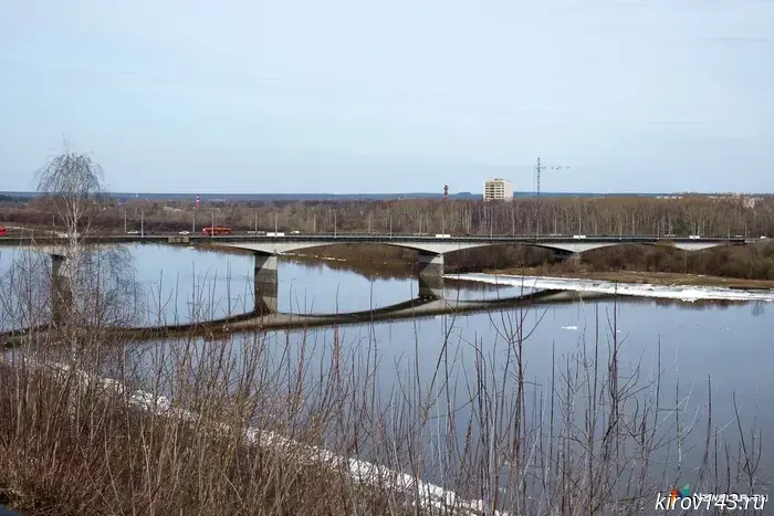 В Кирове двое детей оказались под льдом.