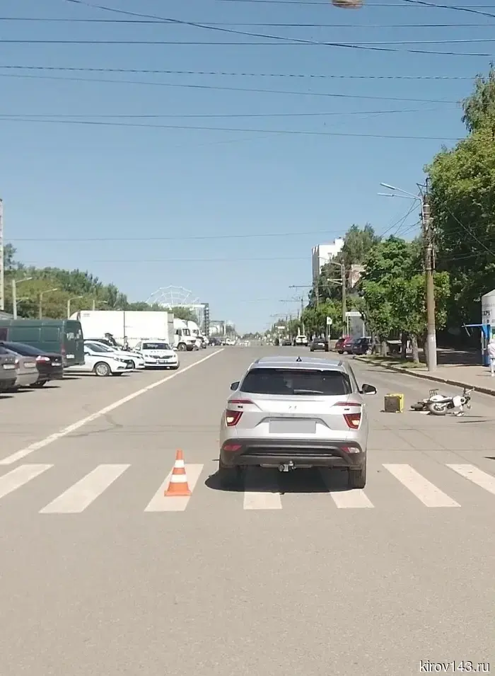 В Кирове на Октябрьском проспекте произошло наезд на самокатчика.