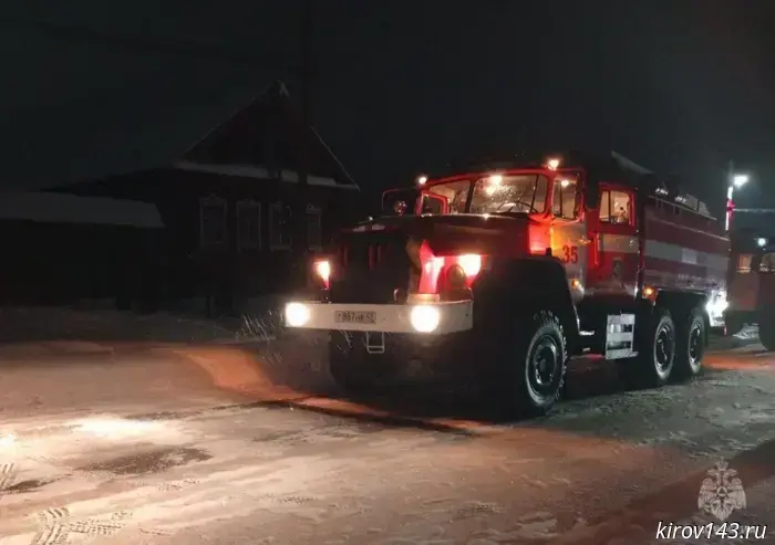 В Омутнинске в результате пожара в многоквартирном доме один человек скончался.