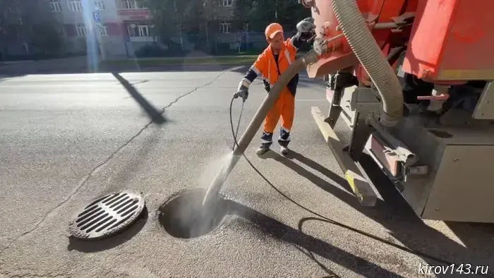 Storm drains are being cleaned in Kirov.