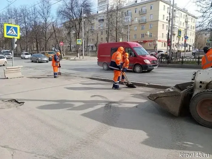 Almost 2 thousand tons of debris and 800 cubic meters of garbage have been removed from the streets of Kirov.