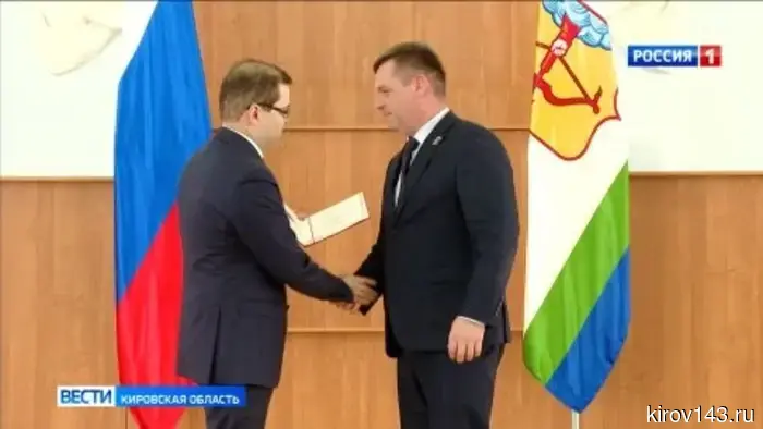 Александр Соколов, а также депутаты Борис Веснин и Андрей Березин приветствовали работников органов местного самоуправления с их профессиональным праздником.