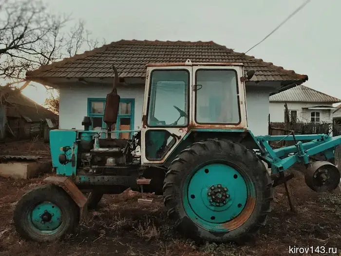В поселке Костино в кабине трактора обнаружили мертвое тело.