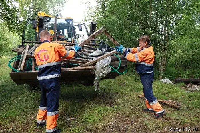 На площадках контейнеров в Кирове продолжают накапливаться шины и строительный мусор.