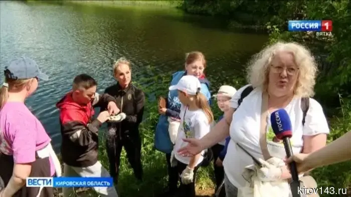 В Коминтерне состоялся субботник: активисты очищали оберег Заборского пруда.