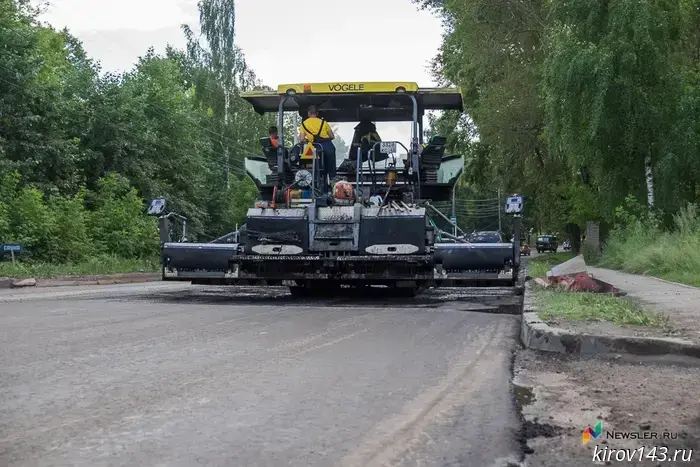 На дороге Кырчаны — Нема — Кильмезь укладывают свежий асфальт.