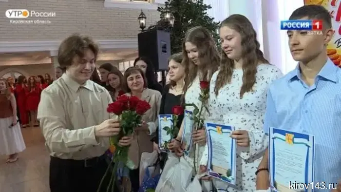 Еремей Бушмелев и Светлана Шумайлова выступили с поздравлениями для выпускников детских домов и школ-интернатов на губернаторском балу.