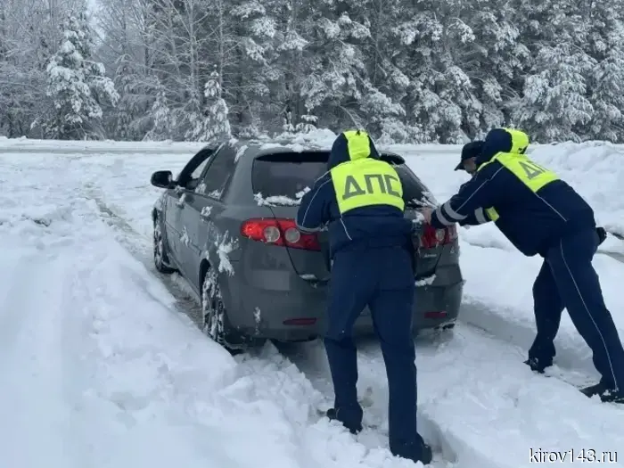 В Нолинском районе сотрудники дорожной полиции оказали помощь водителю, который съехал в кювет.