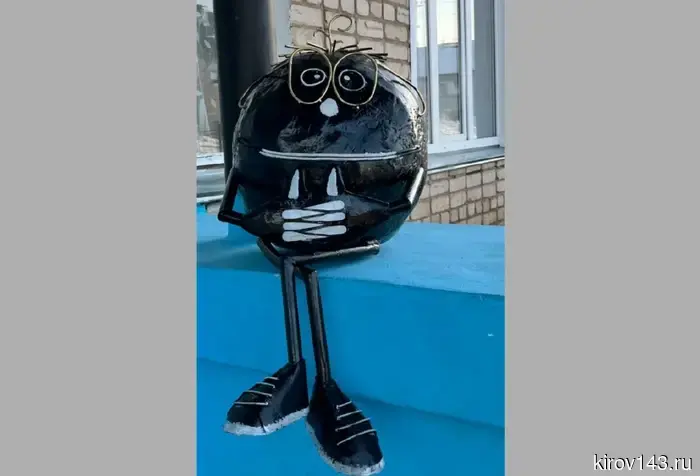 В Белой Холунице обосновался черный Железный Колобок.