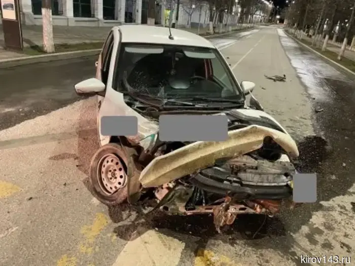 Три человека получили травмы в результате дорожно-транспортного происшествия, произошедшего сегодня ночью на улице Московской в Кирове.
