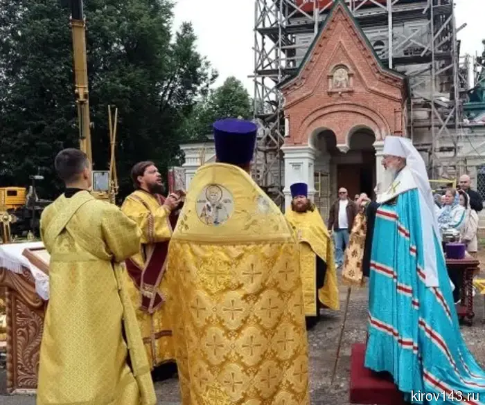 В Слободском Никольский храм обзавёлся золотым куполом.