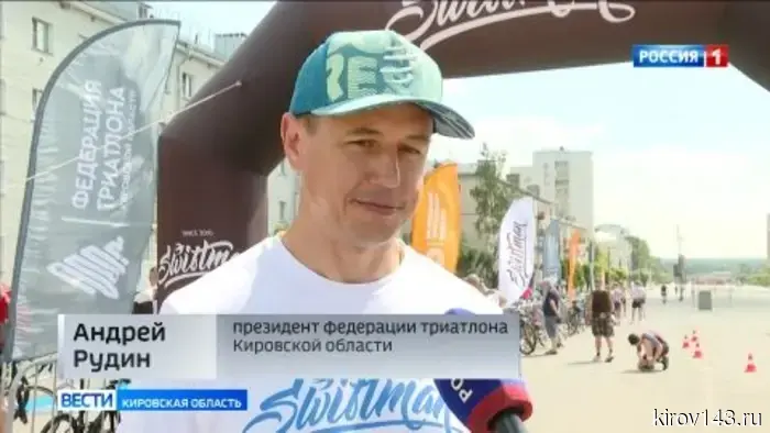 На Октябрьском проспекте прошла мультиспортивная гонка, открывшая летний сезон у триатлетов.