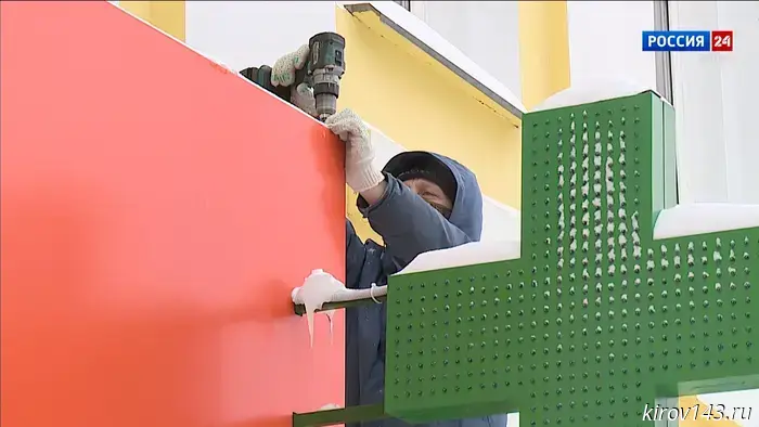 В Кирове снимают вывески с торговых объектов, которые не соответствуют правилам благоустройства.