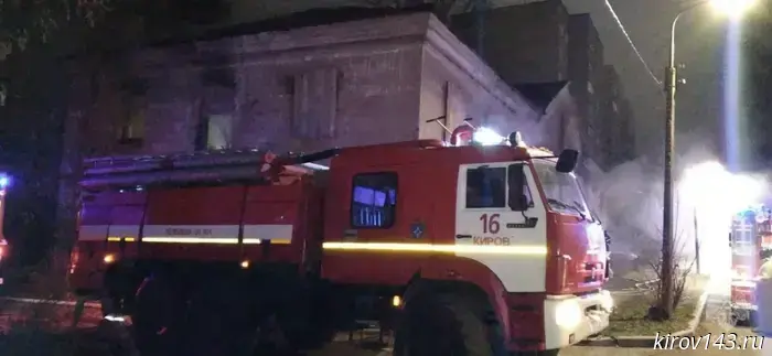 Губернатор Александр Соколов рассказал о встречах с представителями всех депутатских фракций Заксобрания, где обсуждался проект бюджета региона на ближайшие три года. Он отметил, что средства планируется направить на развитие экономики, социальной сферы, дорожной инфраструктуры и жилищно-коммунального хозяйства. Также финансирование будет выделено на поддержку семей с детьми, помощь военным и их семьям, а также на повышение заработной платы работников бюджетной сферы. При этом губернатор не уточнил, как именно фракции отреагировали на законопроект. Напомним, что во время обсуждения последних изменений бюджета многие из них высказали серьезную критику. Пониженные ставки по «упрощенке» могут быть продлены до конца 2026 года. Шевелев упомянул про обезд Вятских Полян: проект существует, но средств недостаточно. Шевелев также пообещал бороться с водителями, которые объезжают контрольные пункты по сельским дорогам.