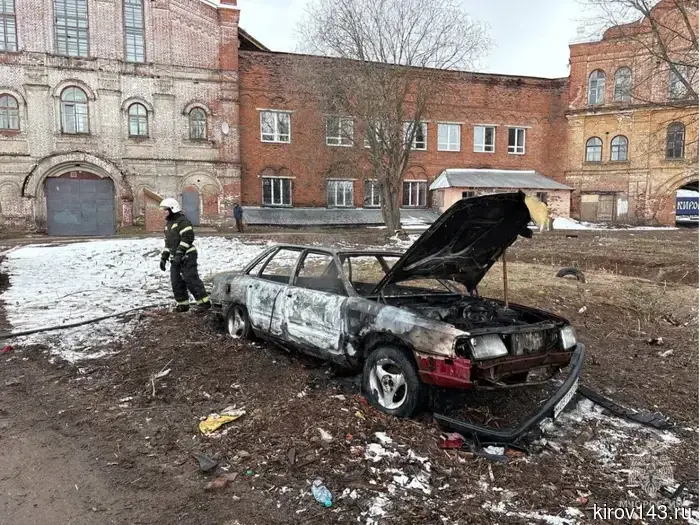 A car Audi-80 caught fire in the courtyard of a residential building in Kirov.