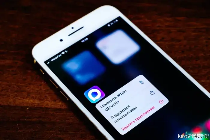 Прямолинейный подход с элементами «абсурдного театра»