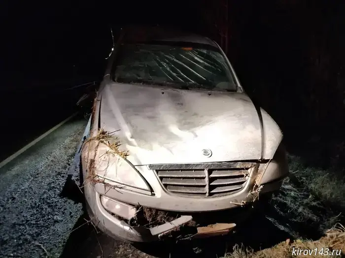 В Оричевском районе внедорожник съехал с дороги и перевернулся.