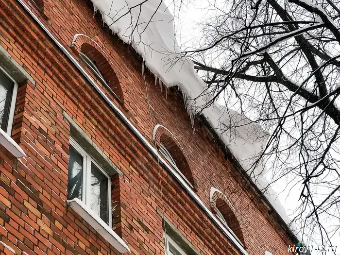 In Kirov, three people were injured by snow falling from roofs