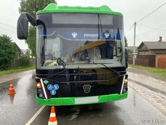 В Кирове в результате ДТП с автобусом пострадал 80-летний велосипедист.