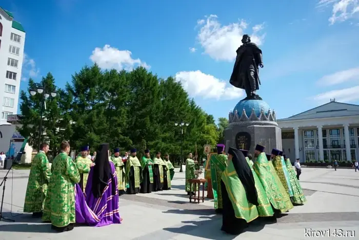 В Кирове у памятника Невскому был проведён молебен с просьбой о «году Победы».