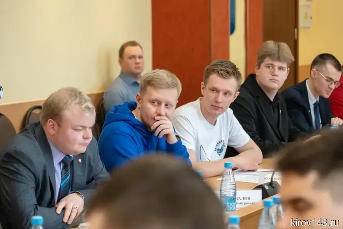 На базе ВятГУ Александр Соколов провел встречу с обновленным составом молодежного совета.