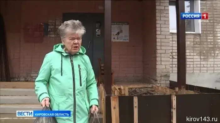 Жильцы испытывают неудобства из-за затянувшегося ремонта крыльца в доме на Никитской