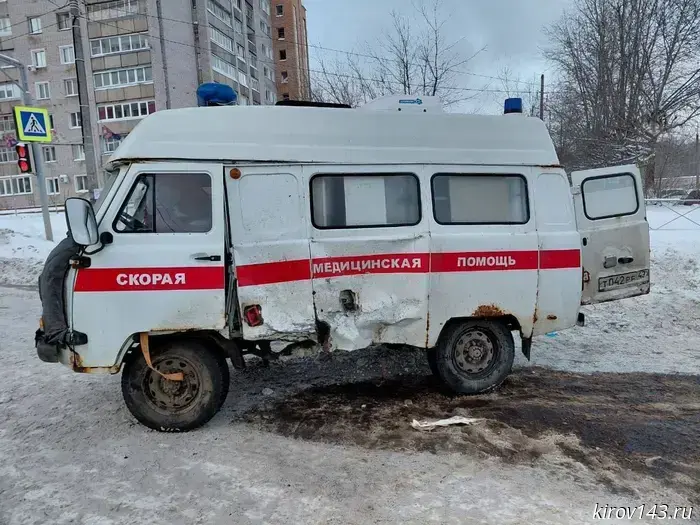 В Кирово-Чепецке случилась авария с участием скорой помощи: пострадали шесть человек.