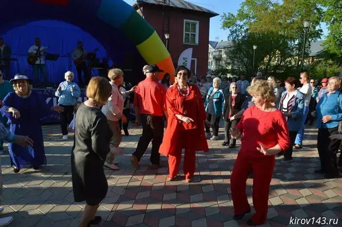 The summer season of dance evenings has started in Kirovo-Chepetsk with the support of Uralchem.