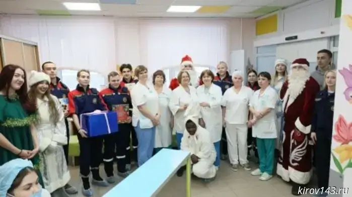 В Кировский Центр травматологии прибыли Деды Морозы.