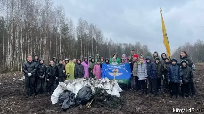 Юнармейцы провели в Кирове общероссийский субботник «Место памяти»