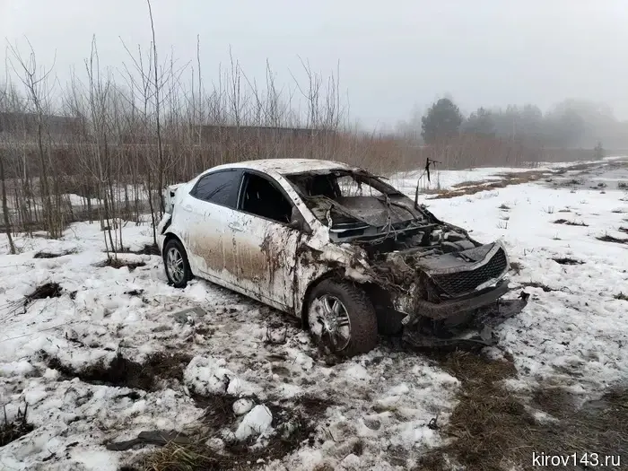 Два иностранных автомобиля съехали в кювет и опрокинулись.