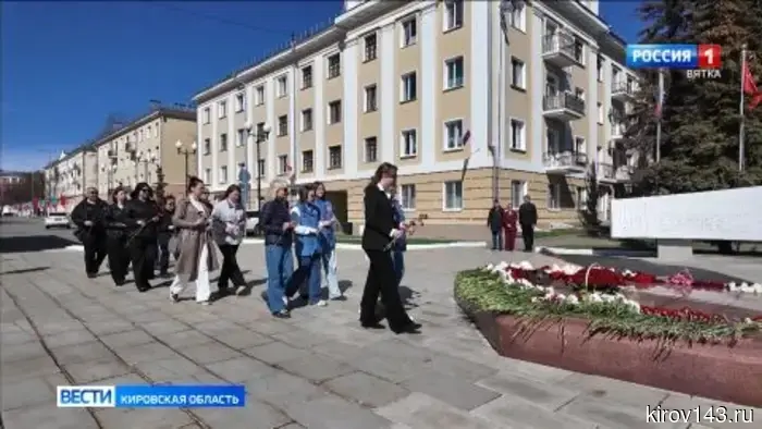 В День радио коллектив ГТРК «Вятка» возложил цветы к Вечному огню