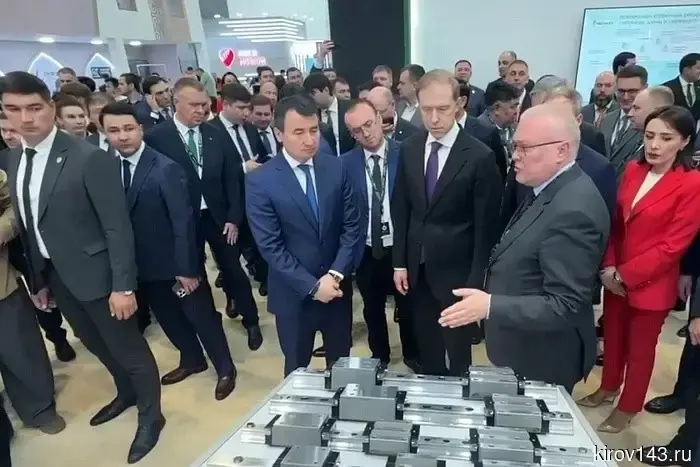 Денису Мантурову представили уникальную кировскую продукцию для высокоточных станков