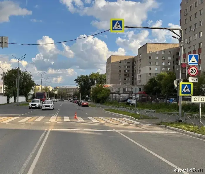 Неустановленный водитель наехал на 24-летнего пешехода в Кирове и покинул место происшествия.