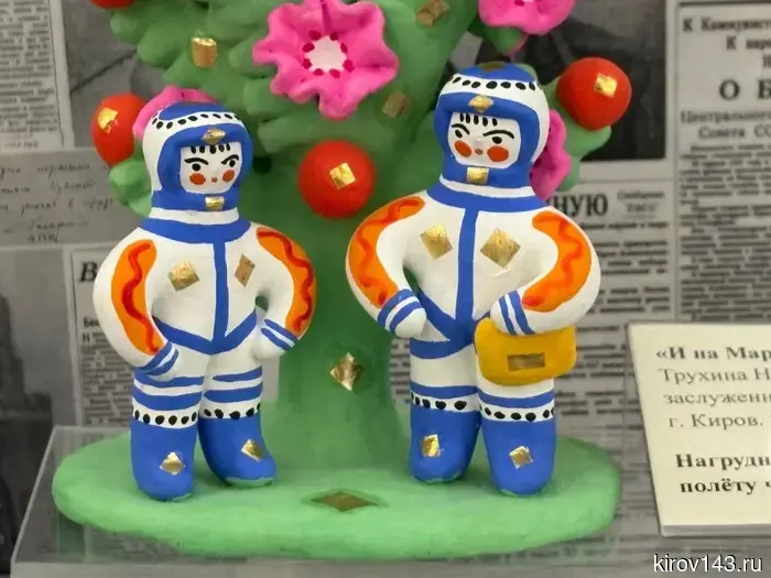 Белые цветы и камень: в Музее К.Э. Циолковского, посвященном авиации и космонавтике, можно узнать, какой запах у Вселенной.