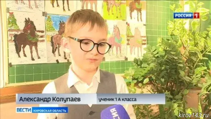 Ученики Кировской области получают вместе с новогодними подарками книгу Альберта Лиханова.