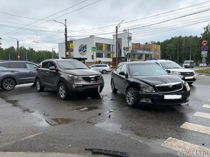Two foreign cars collided at the Sea Park in Kirov.