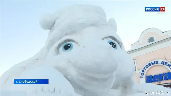 Снежные фигуры украсили Соборную площадь Слободского.