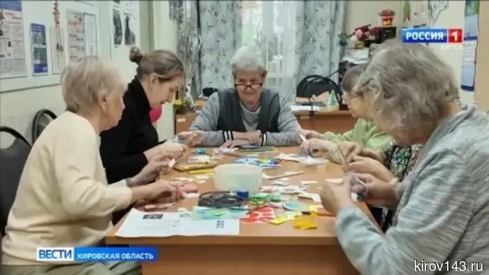 Сотрудники ГИБДД организовали мастер-класс для жителей Кирова в возрасте серебряного возраста.