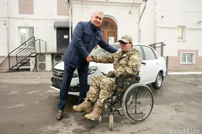Rakhim Azimov presented a car to a veteran of the special military operation.