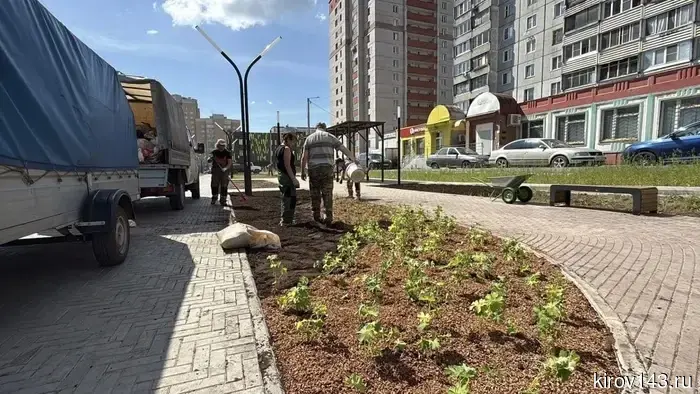 На улице Юровской началось озеленение сквера.